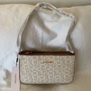 🌷Calvin Klein Triple Entry Demi Shoulder Bag🌷